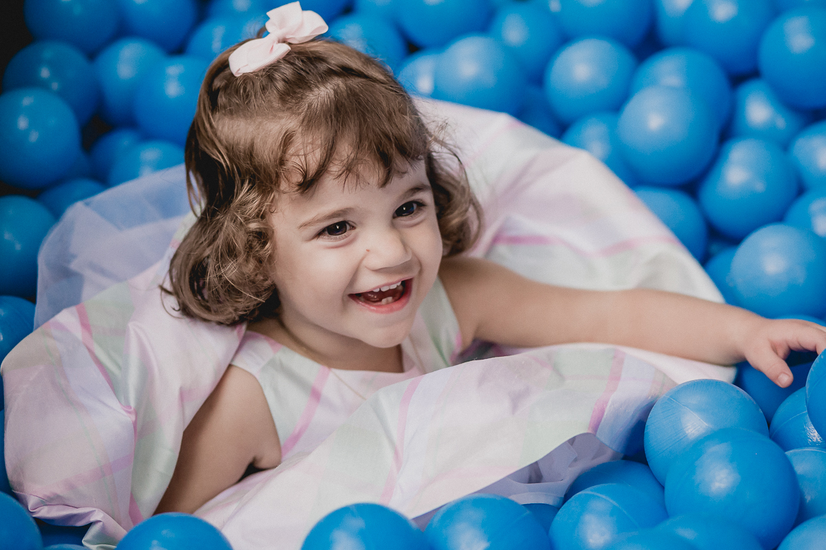 dando muitas risadas na piscina de bolinhas