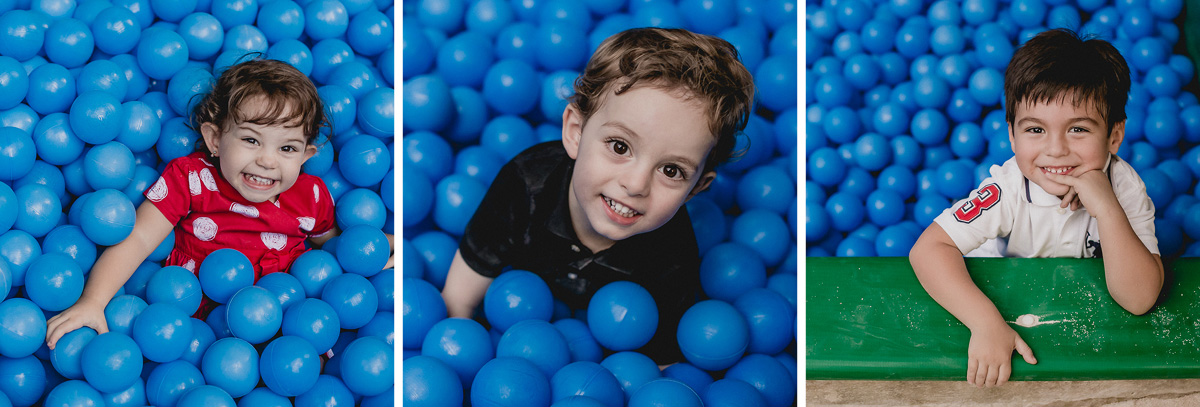 amiguinho se divertindo com as bolinhas azuis