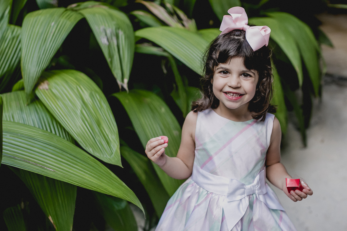 retrato da amiguinha junto com as plantas
