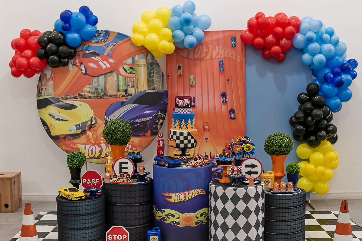 mesa de aniversário com o tema hot whells no buffet espaço boo na lapa zona oeste de sao pauo sp