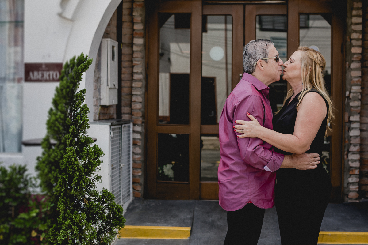 beijo do casal na frente do restaurante bravo bistro