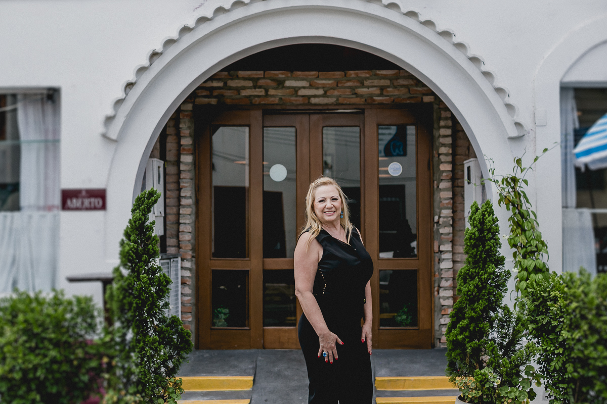 Vilma na fachada do restaurante