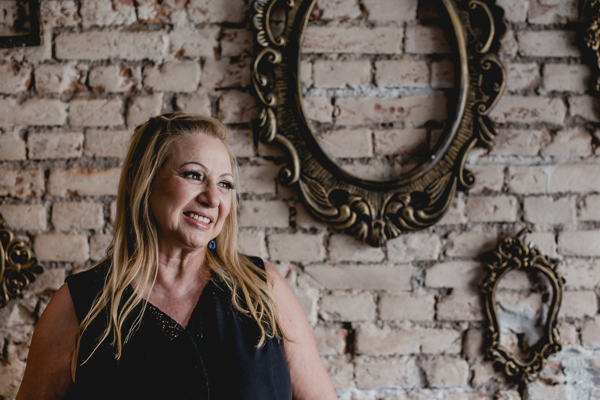 retrato na parede de tijolinhos