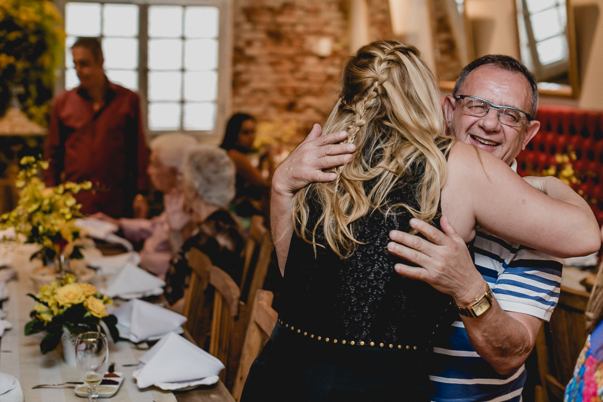 recebendo e abracando os convidados