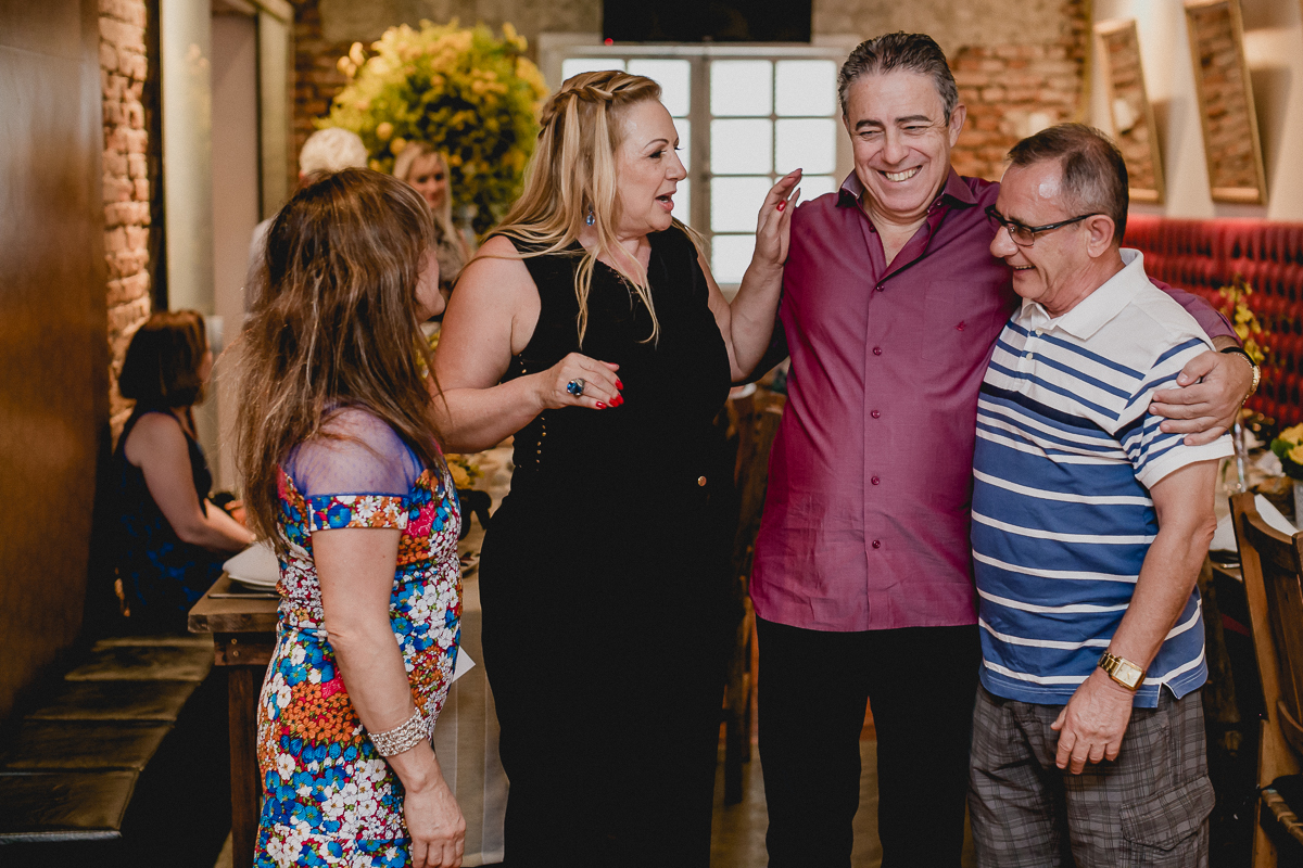 conversando e se divertindo com os convidados