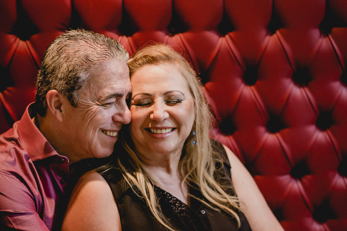 retrato do casal no sofa do restaurante