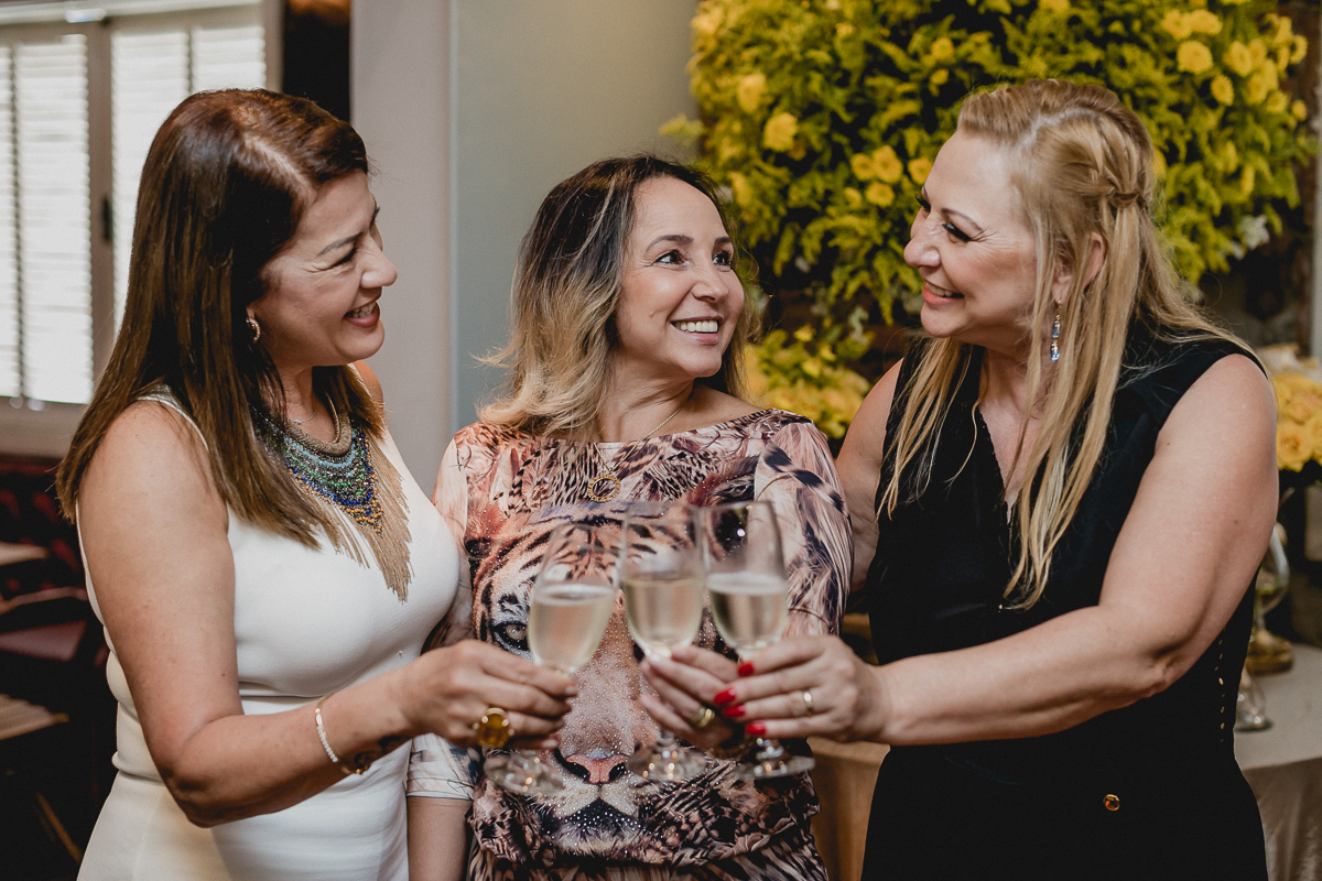 brindando com as amigas