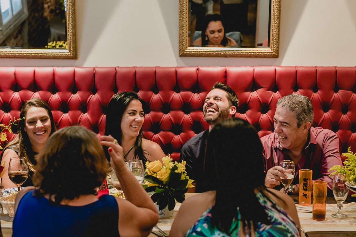 se divertindo e dando muitas risadas no restaurante com a familia