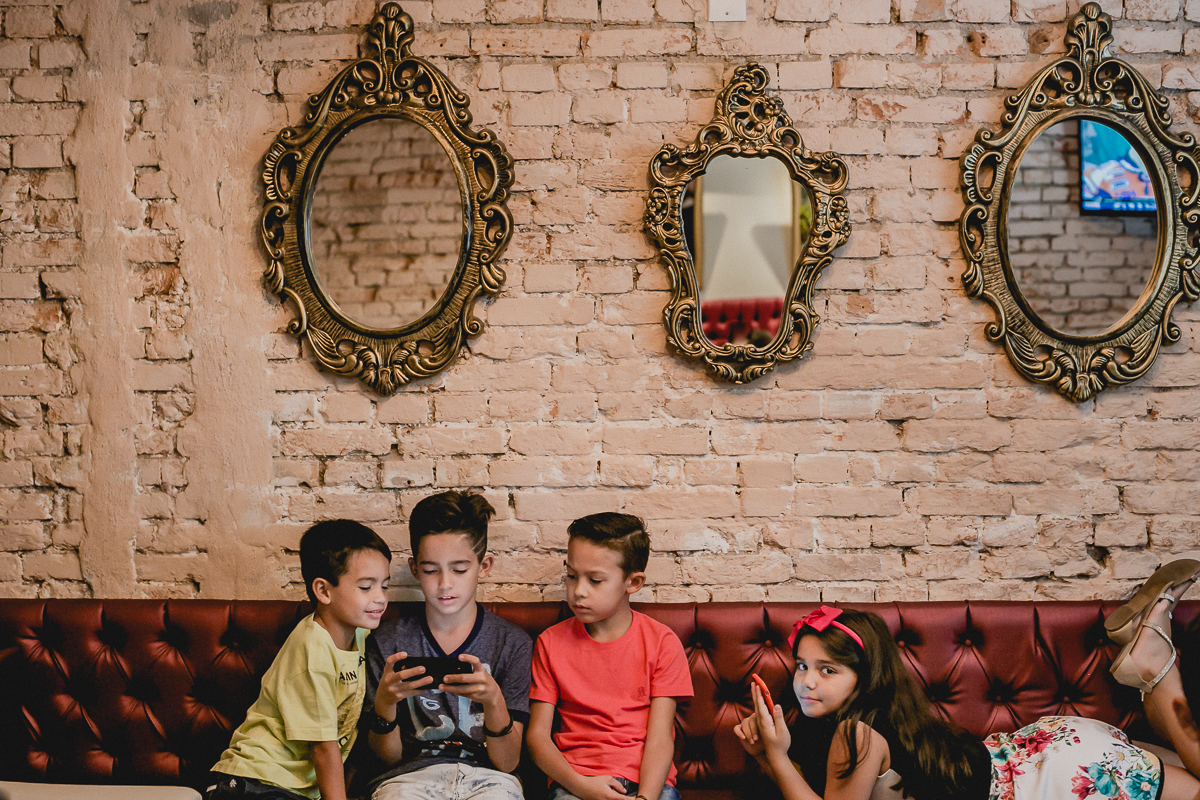 retrato das criancas se divertindo