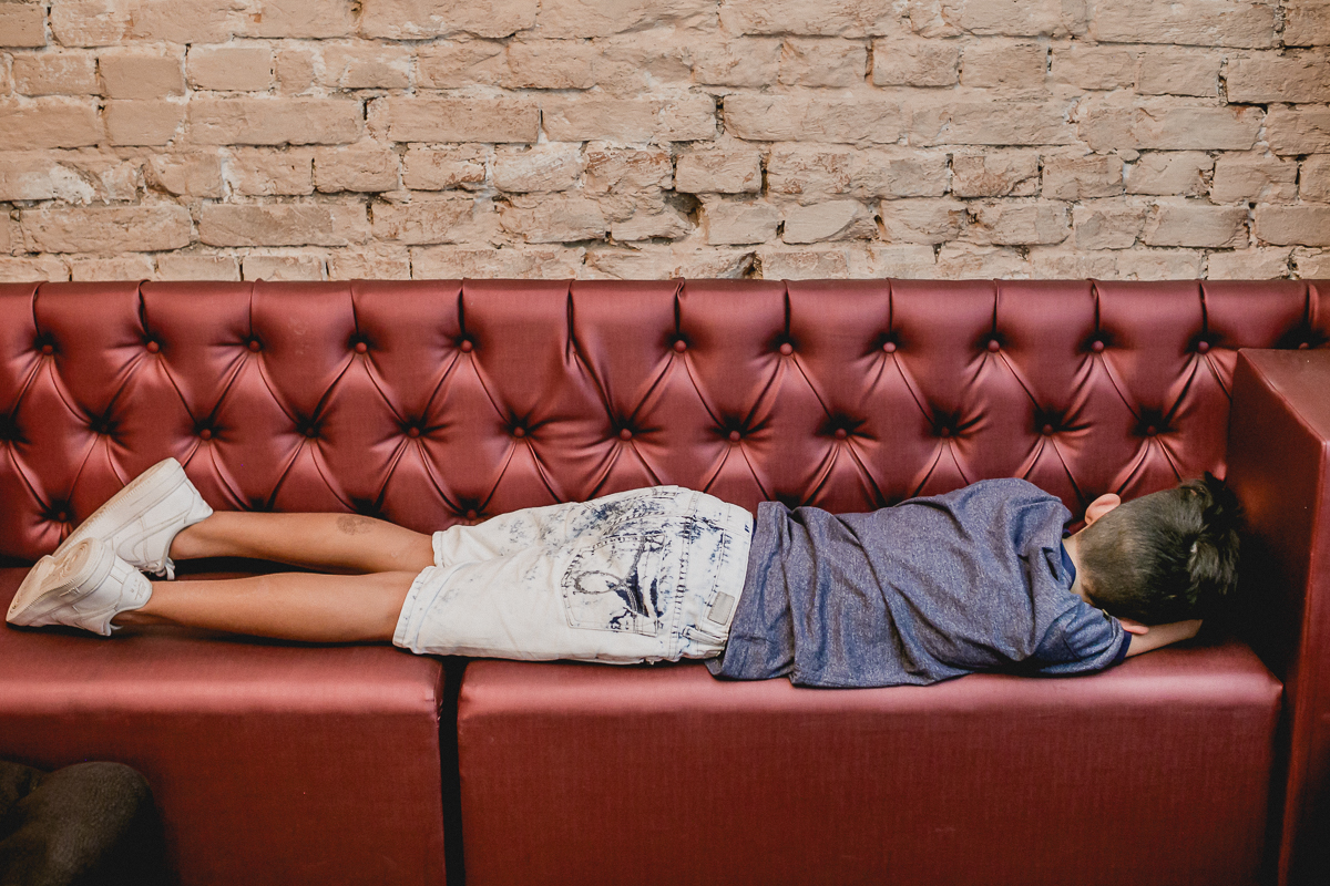 dormindo no sofa do restaurante bravo bistro