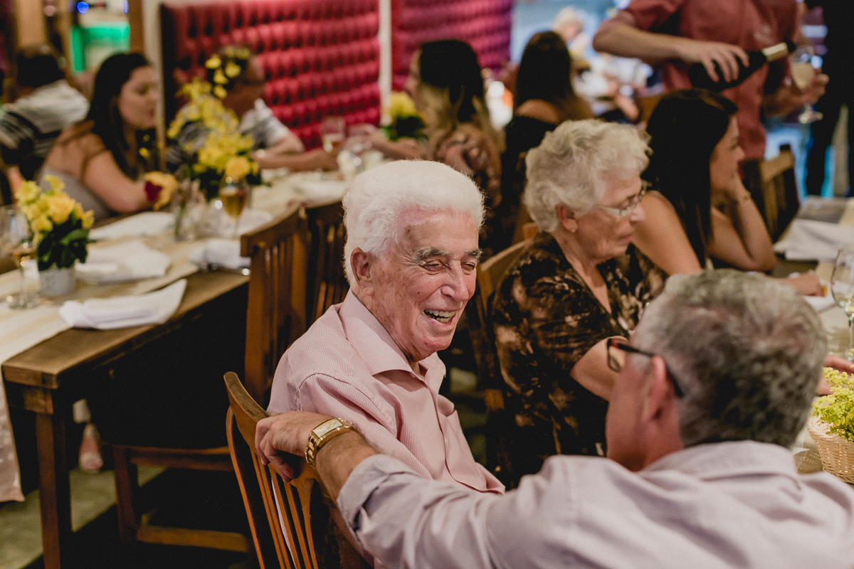 se divertindo e dando muitas risadas