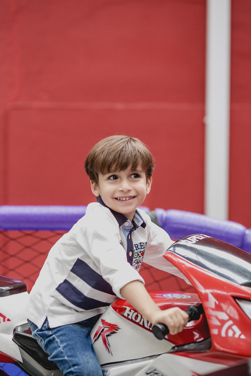 brincando na motocicleta