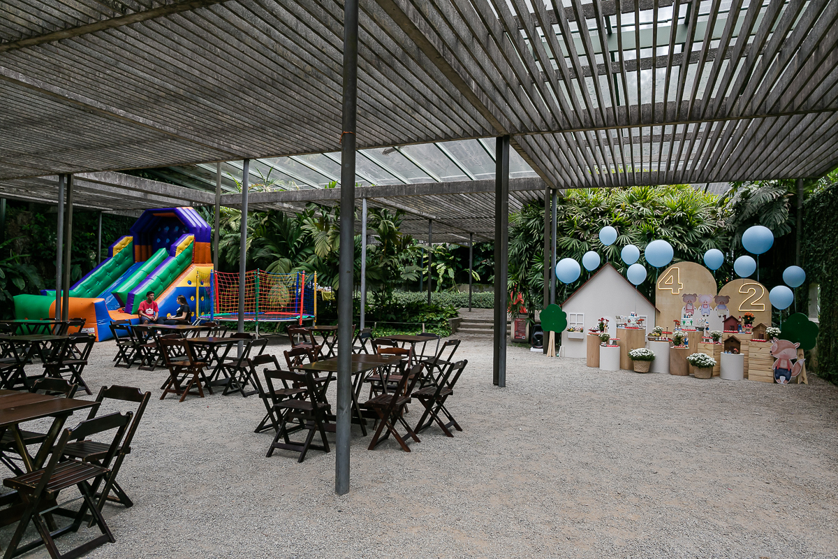 fotografias do aniversário de 4 anos do leonardo e 2 anos do rafael com tema os 3 porquinhos no parque burle marx em sao paulo sp