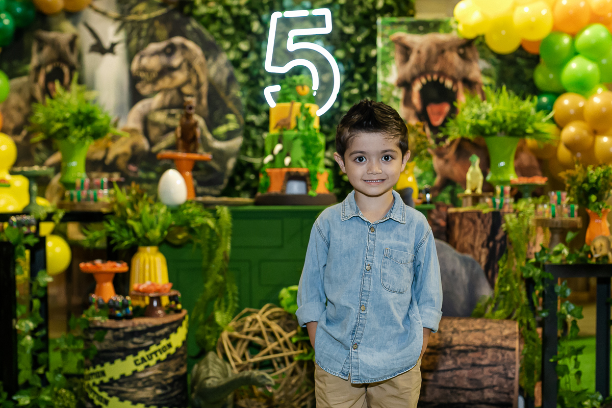 fotografias do aniversário de 5 anos do alexandre no buffet miniland unidade vila olimpia com o tema dinossauros