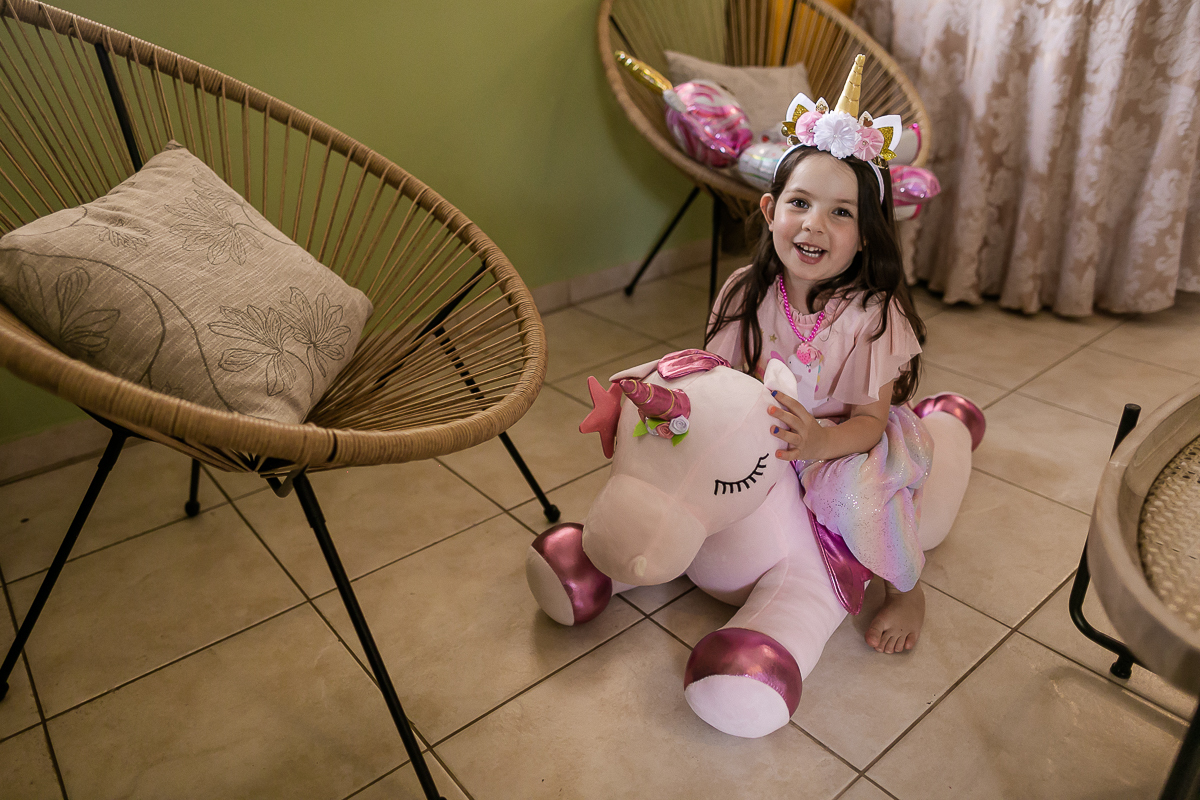 fotos do aniversário de 4 anos da catarina no quintal de casa com tema unicornio na granja viana cotia sao paulo sp