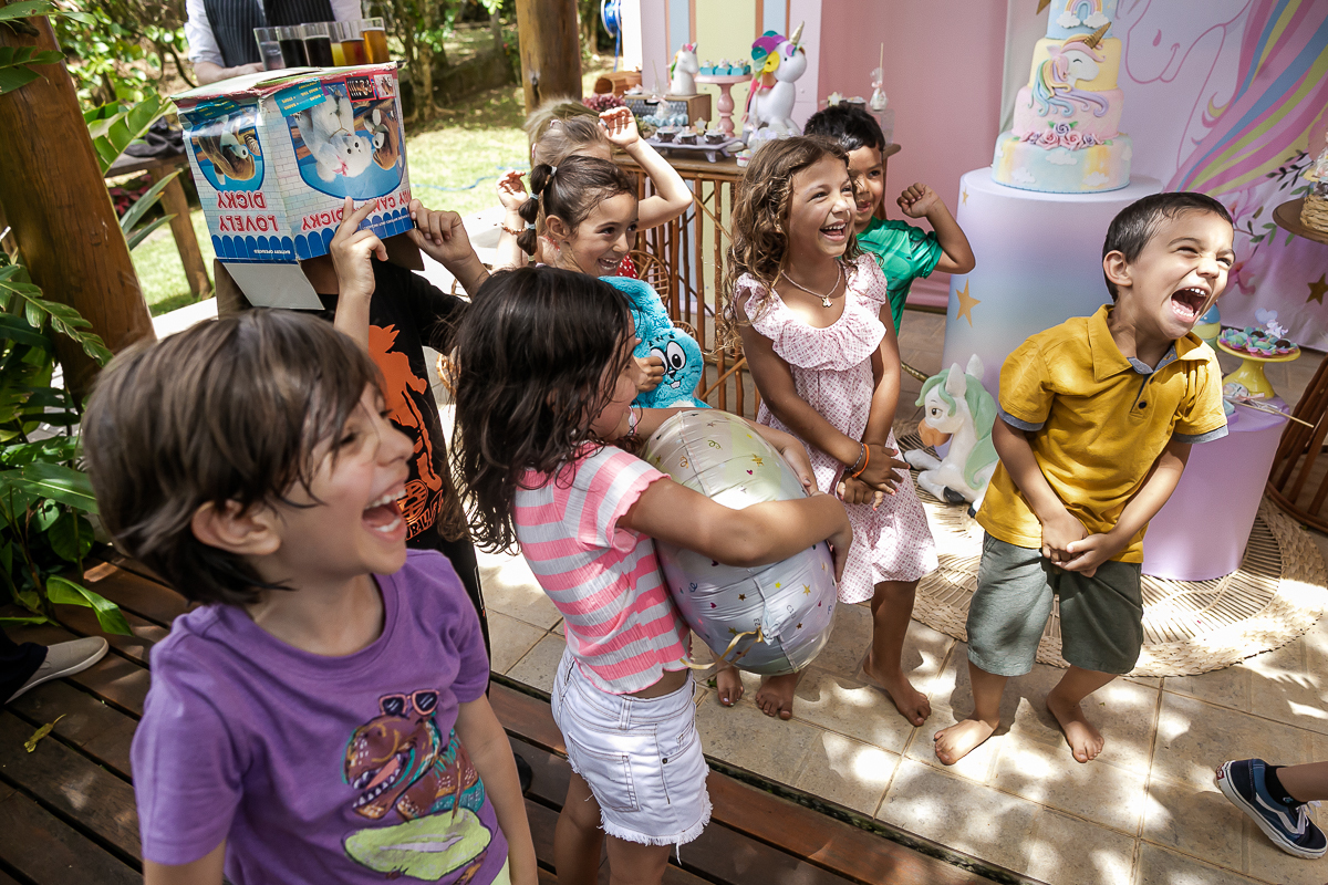 fotos do aniversário de 4 anos da catarina no quintal de casa com tema unicornio na granja viana cotia sao paulo sp