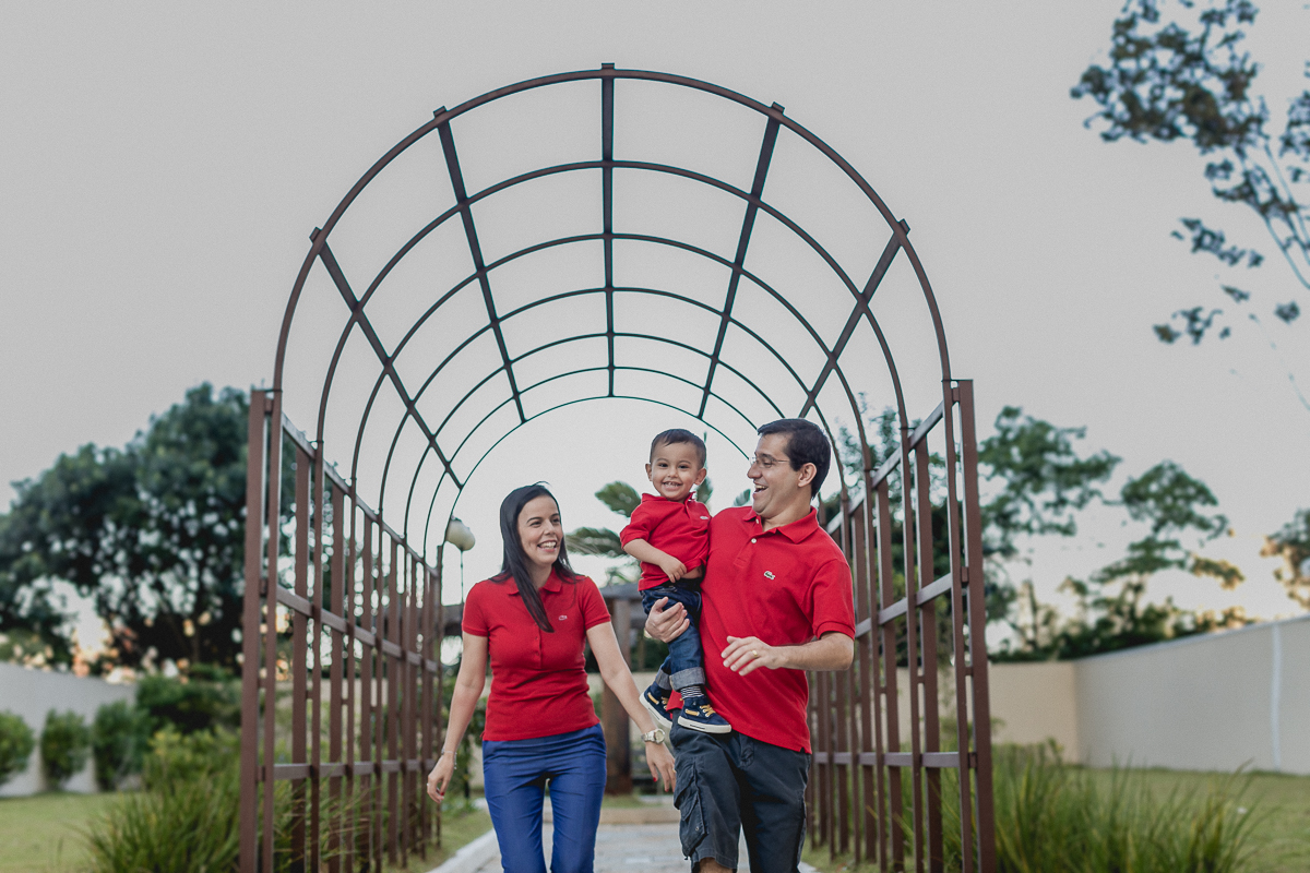 familia caminhando e chegando para a festa