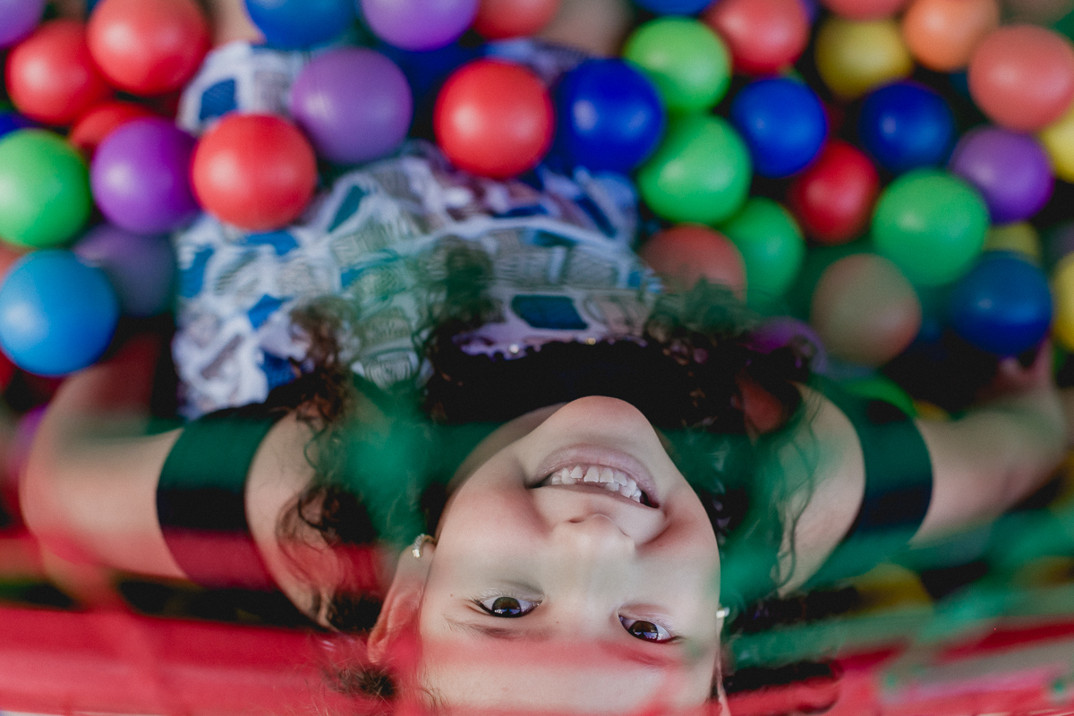 retrato infantil na piscina de bolinhas