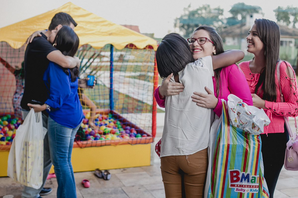 abraço dos convidados chegando para a festa