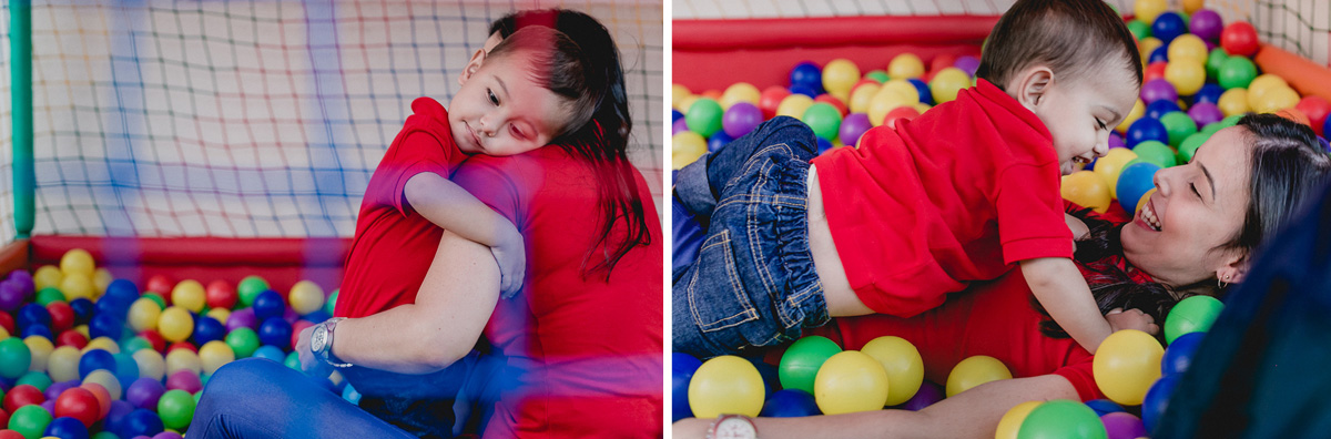 pedro e mamãe se divertindo na piscina de bolinhas