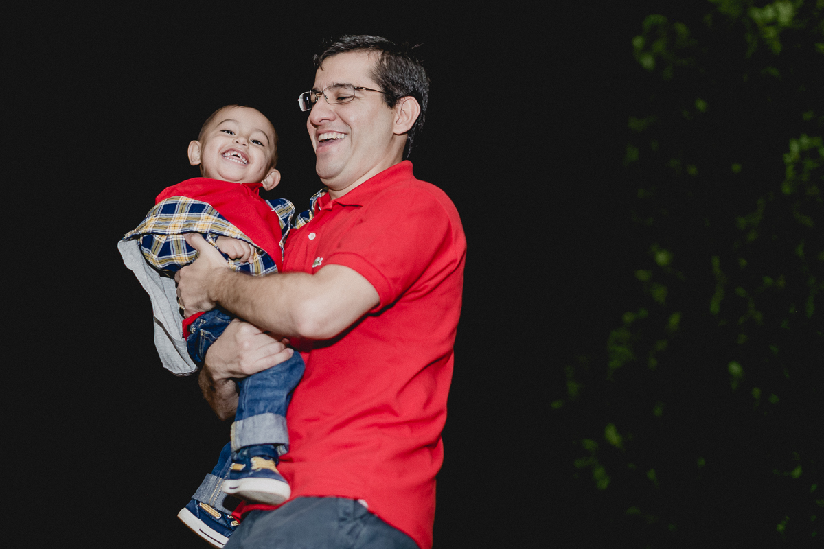 pedro brincando com o papai no pula pula