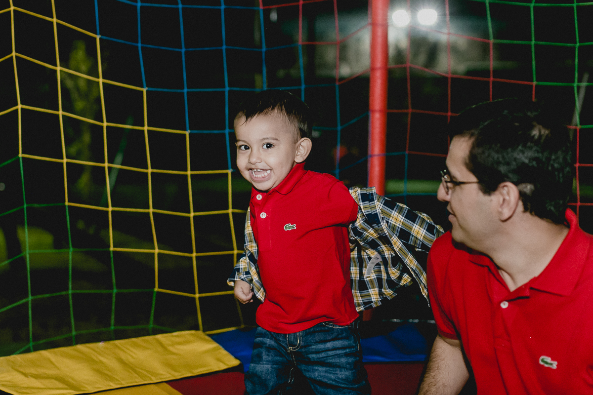 pedro se divertindo muito com o papai no pula pula