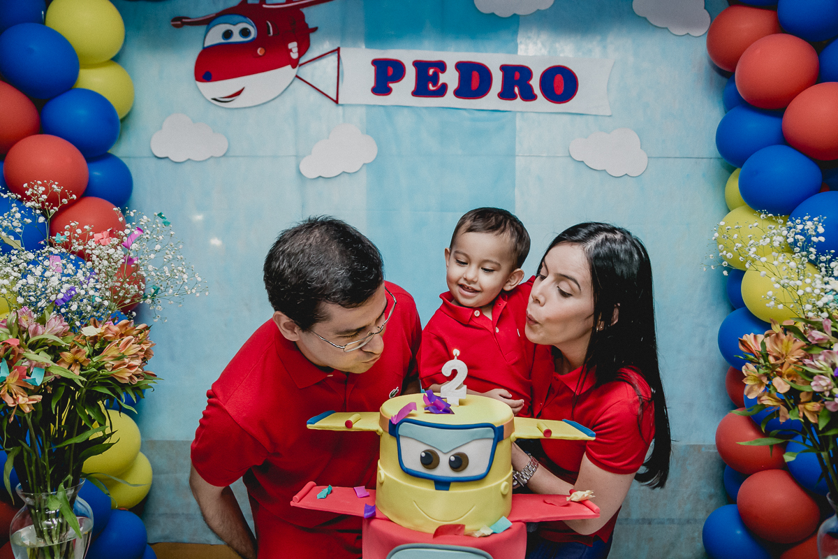 assomprando a vela depois do parabens