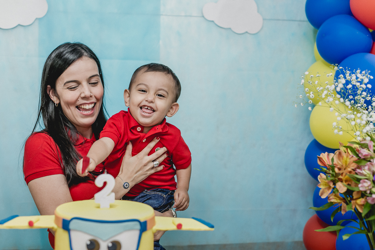 cortando o bolo com a mamae