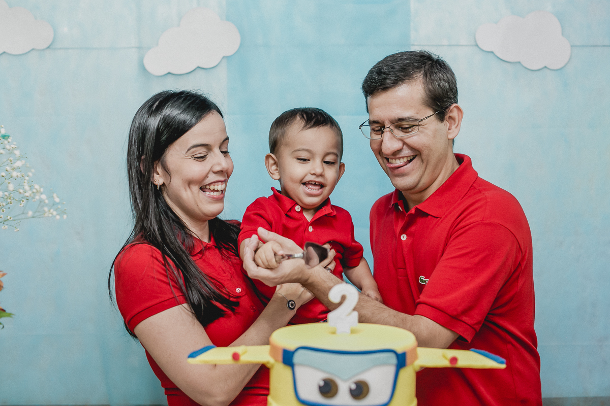 cortando o bolo com o papai e a mamae