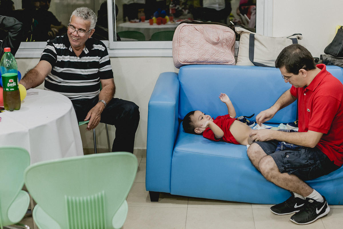 papai trocando a fralda do pedro