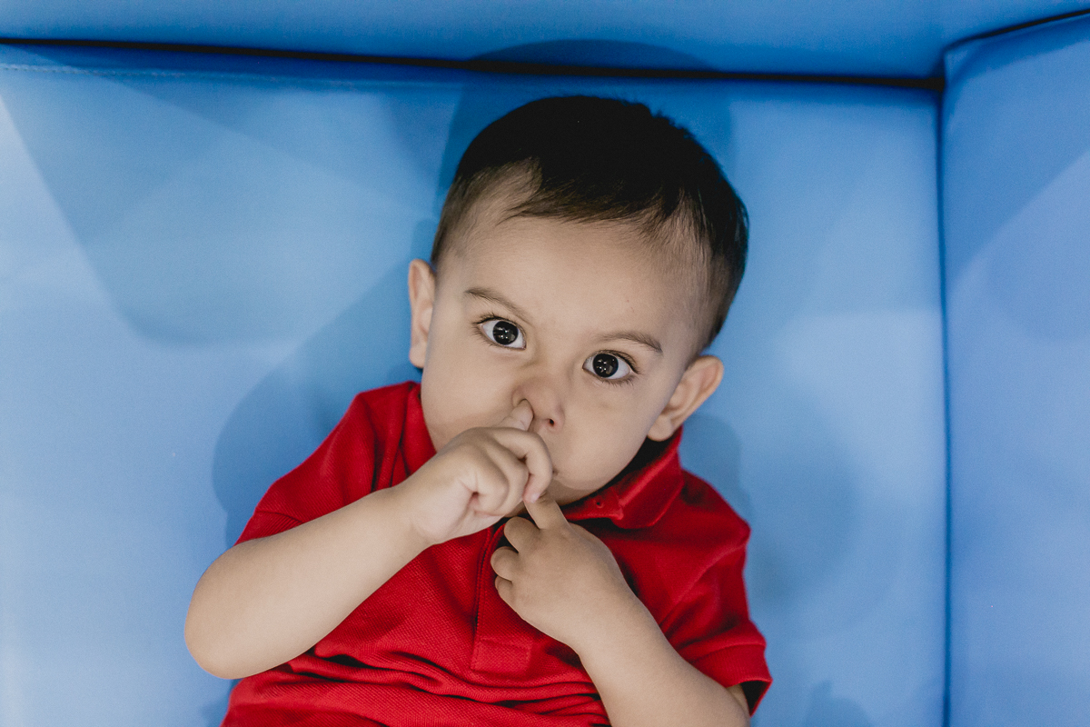 pedro colocando o dedo no nariz