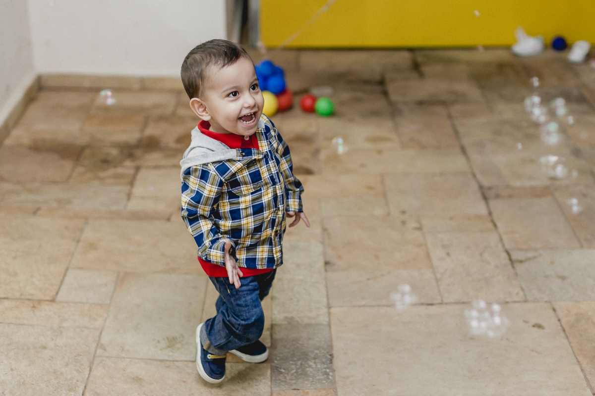pedro dando risadas com as bolinhas de sabao