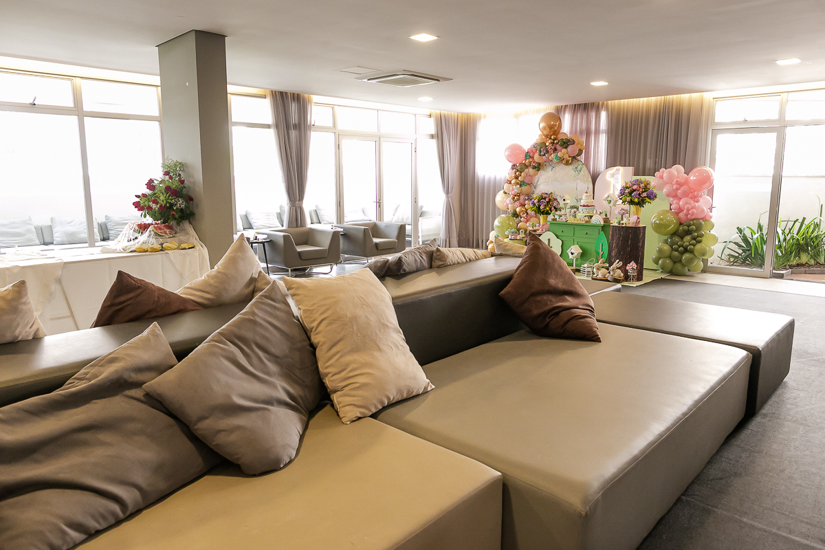 fotografias do aniversário de 1 ano da bianca com o tema jardim que aconteceu no salão de festas do condominio da familia