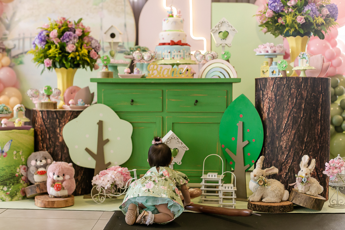 fotografias do aniversário de 1 ano da bianca com o tema jardim que aconteceu no salão de festas do condominio da familia
