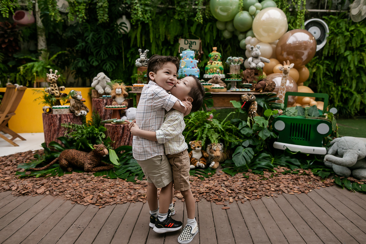 fotografias do aniversário de 4 anos do benjamin e do daniel com o tema safari que aconteceu lá no buffet espaço tragaluz na vila olimpia zona sul sao paulo sp