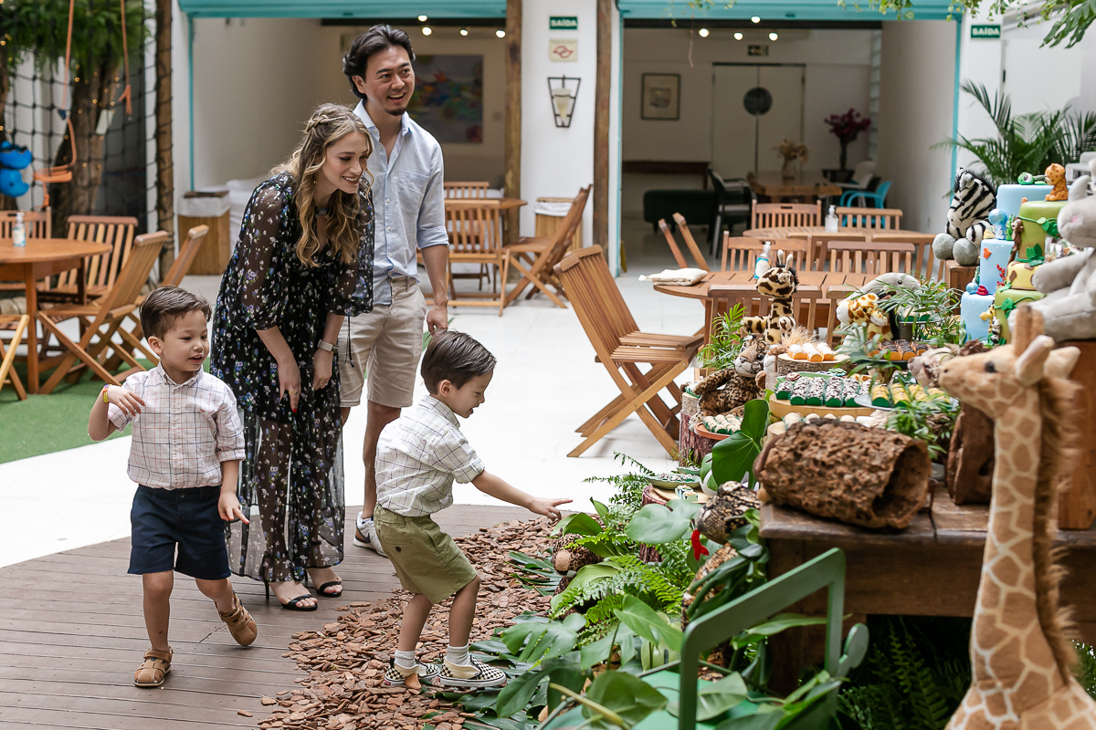 fotografias do aniversário de 4 anos do benjamin e do daniel com o tema safari que aconteceu lá no buffet espaço tragaluz na vila olimpia zona sul sao paulo sp