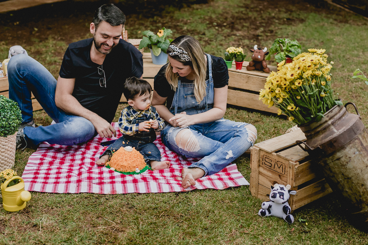 lucca com a mamãe e o papai sentados