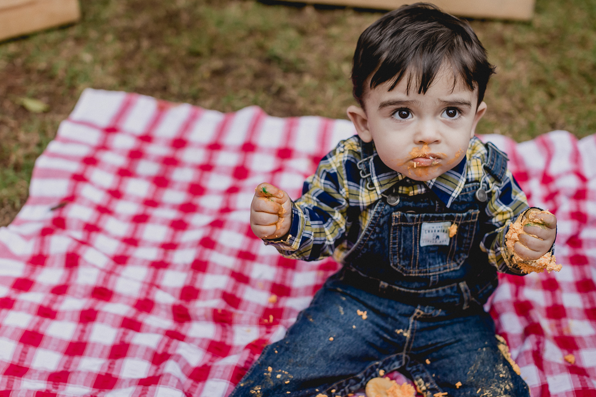 lucca com a boca suja de bolo