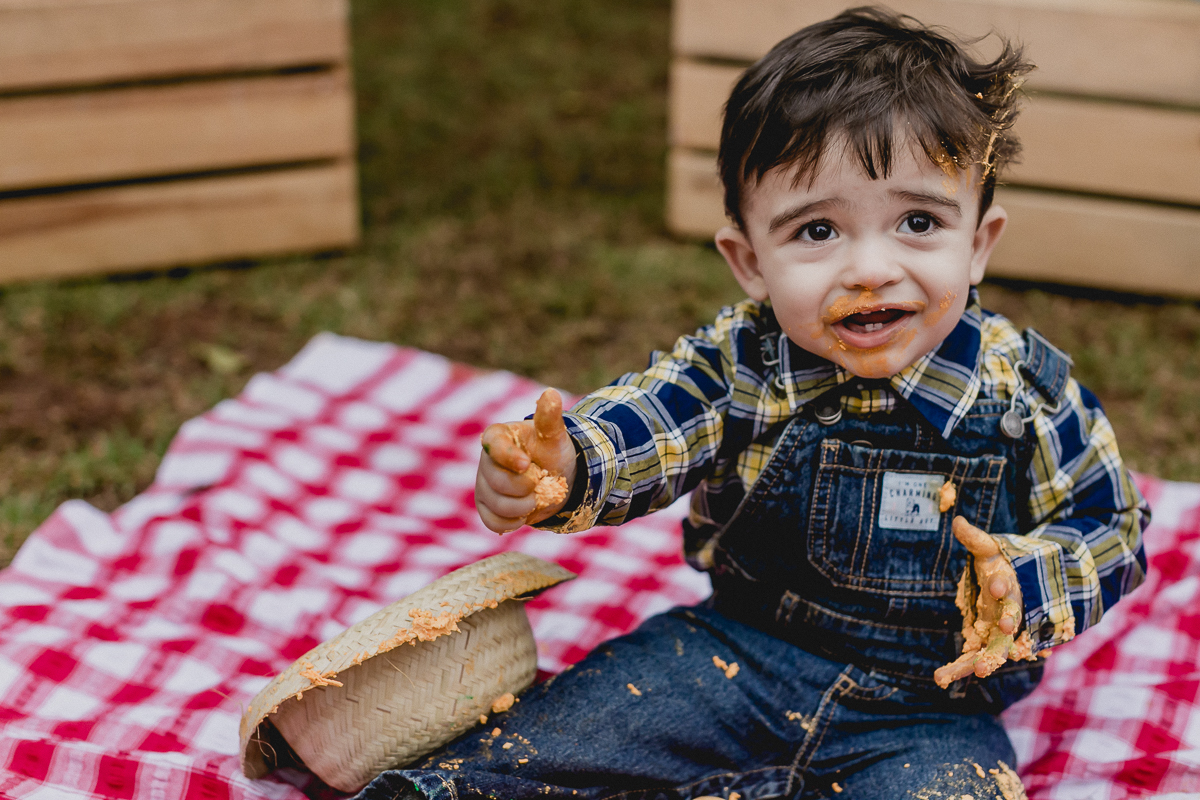 lucca se divertindo com o bolo