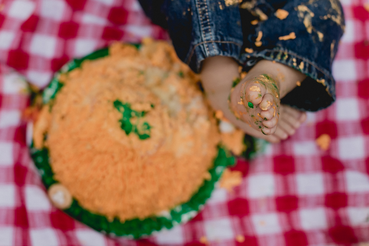 detalhes do pezinho proximos ao bolo usado no smash the cake