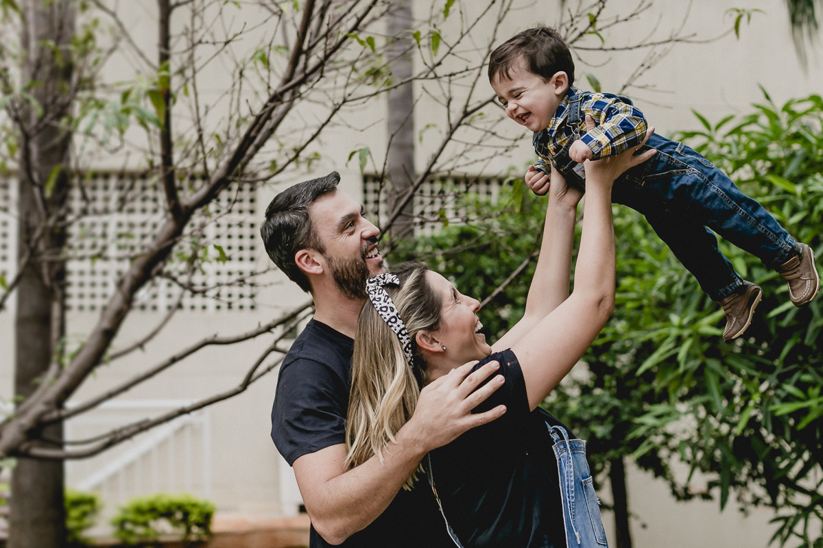 familia se divertindo brincando de aviaozinho