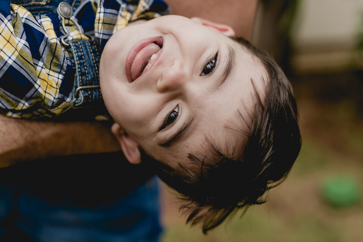 lucca de cabeça para baixo gargalhando