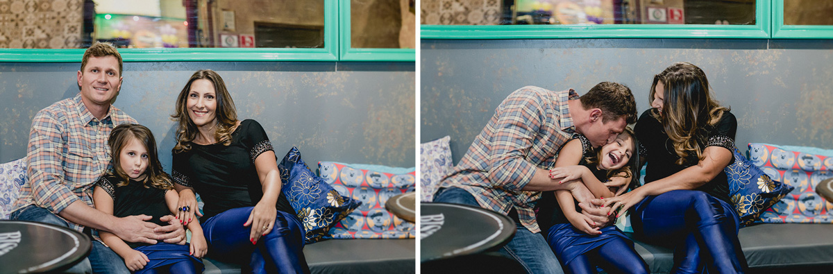 se divertindo com o papai e a mamae no sofa do buffet miniland