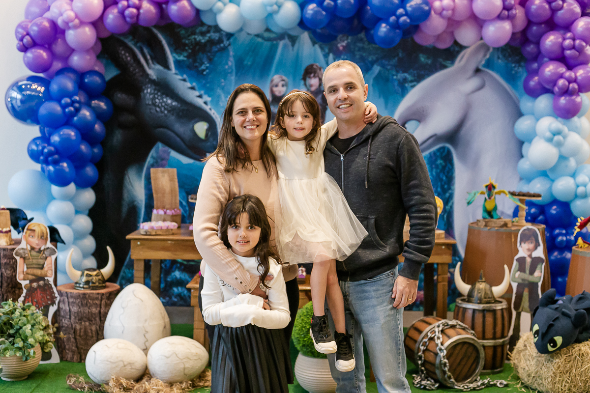 fotografias do aniversário de 5 anos da Helena com o tema como treinar seu dragão no buffet estação diversão em alphaville são paulo sp
