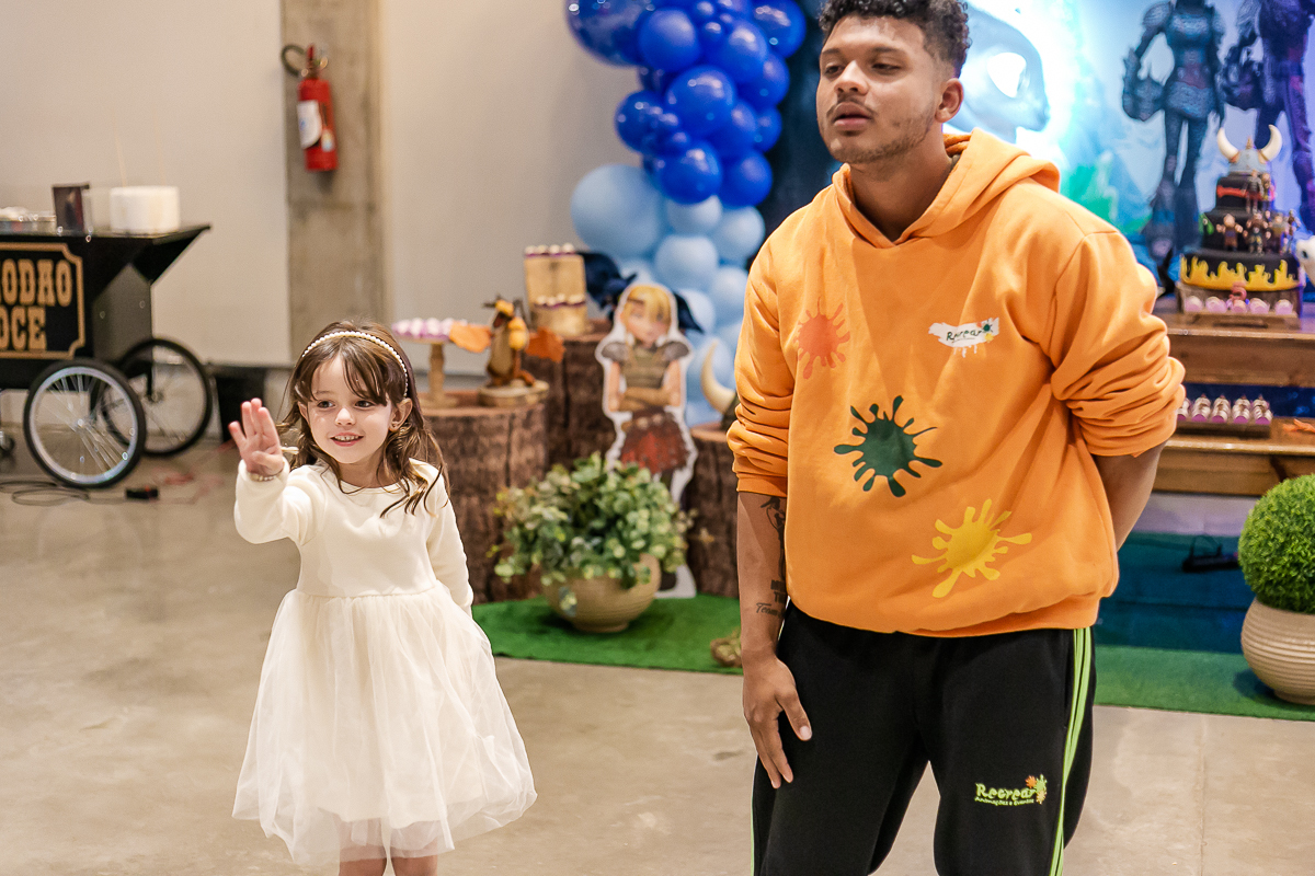 fotografias do aniversário de 5 anos da Helena com o tema como treinar seu dragão no buffet estação diversão em alphaville são paulo sp