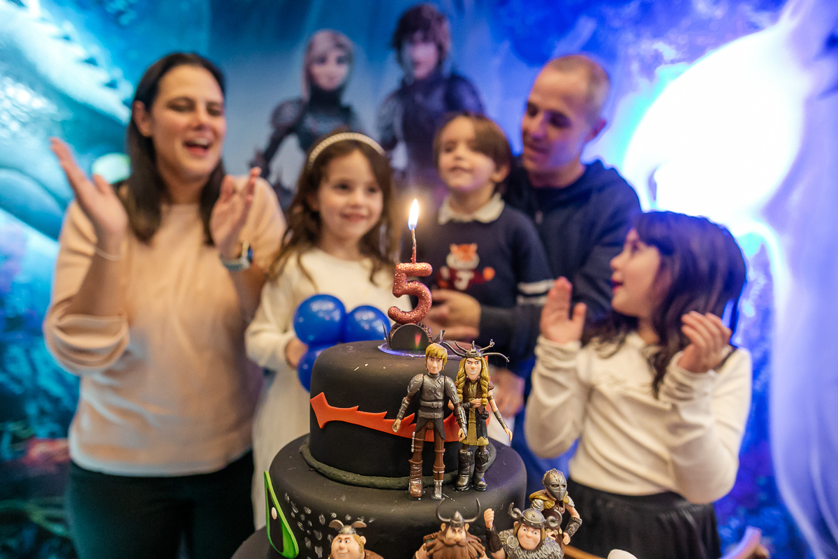 fotografias do aniversário de 5 anos da Helena com o tema como treinar seu dragão no buffet estação diversão em alphaville são paulo sp