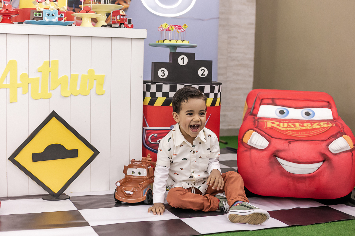 fotografias do aniversário de 3 anos do Arthur com o tema carros no buffet patuska brincadeiras em são caetano do sul são paulo sp