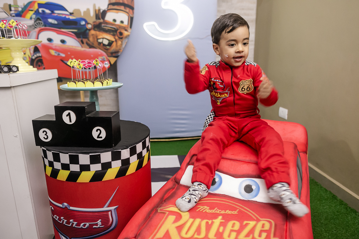 fotografias do aniversário de 3 anos do Arthur com o tema carros no buffet patuska brincadeiras em são caetano do sul são paulo sp