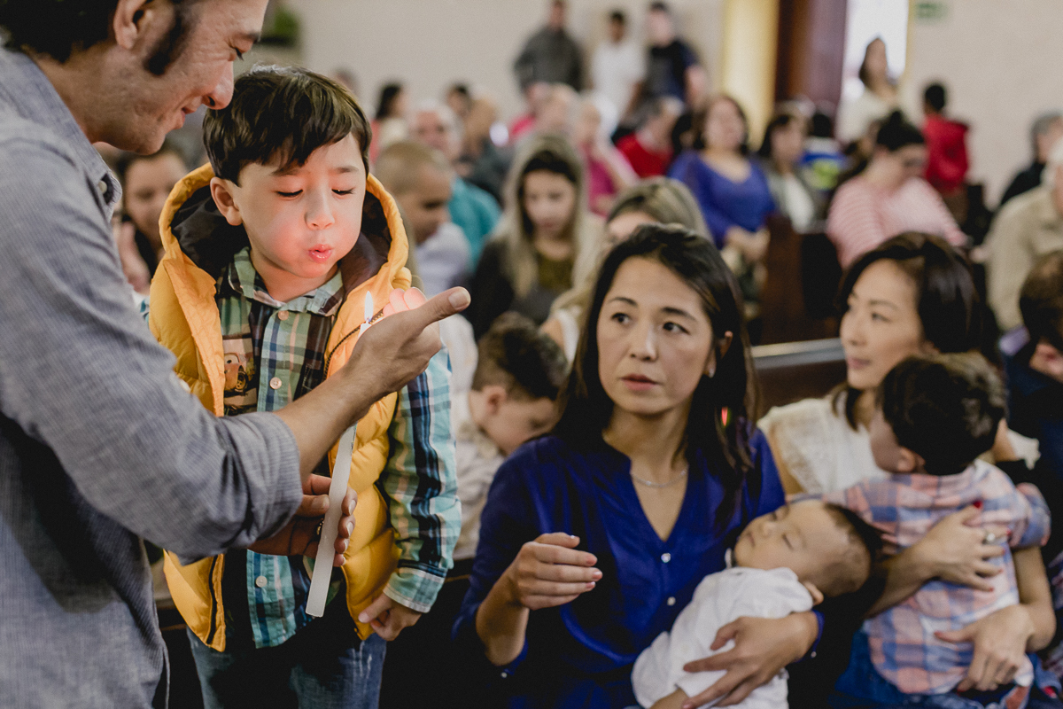 Assoprando a vela do batizado na paroquia sao jose da vila zelina