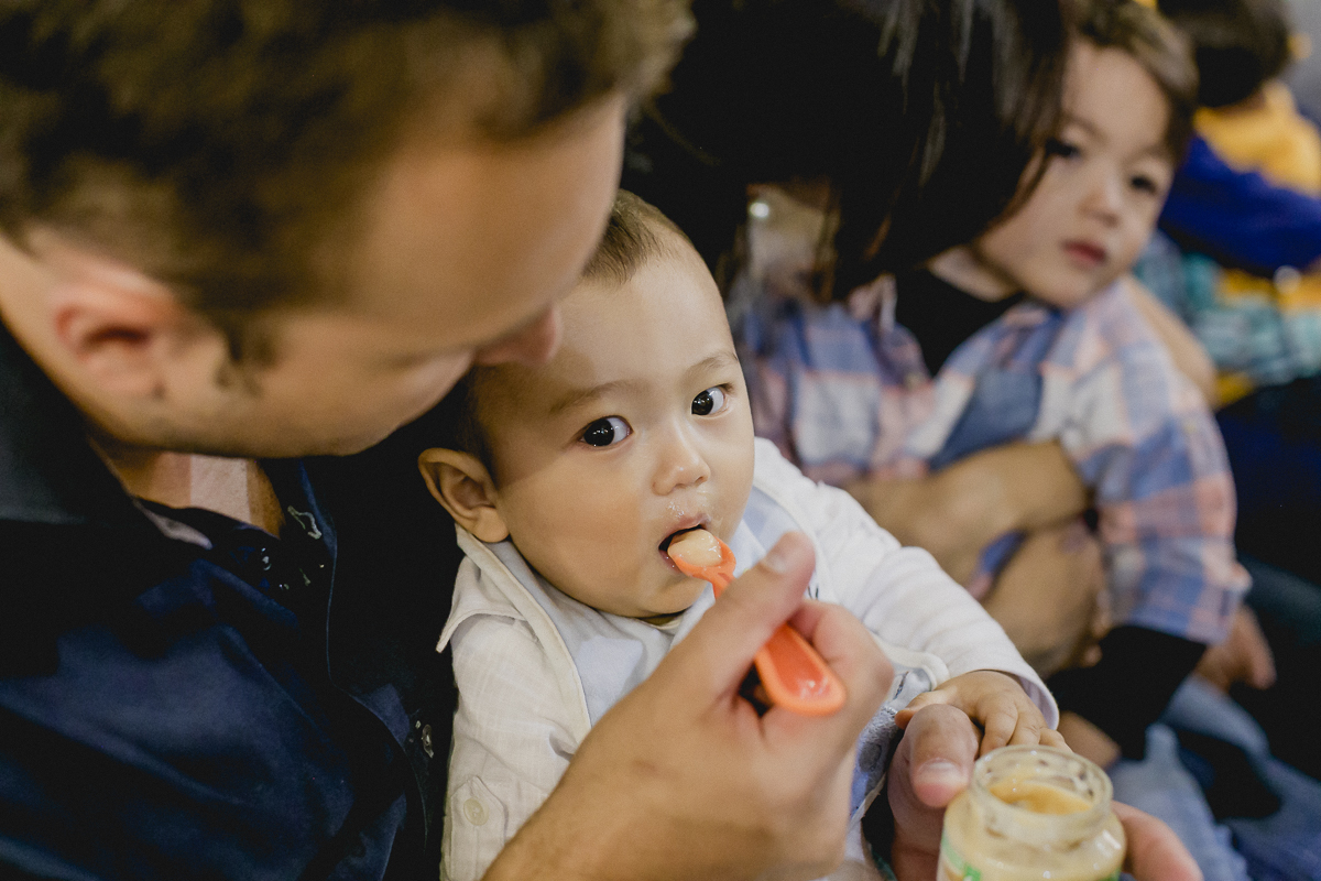 comendo papinha no batizado